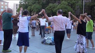 La Sardana  la danza nacional de los catalanes Barcelona Cataluña España [upl. by Balf]